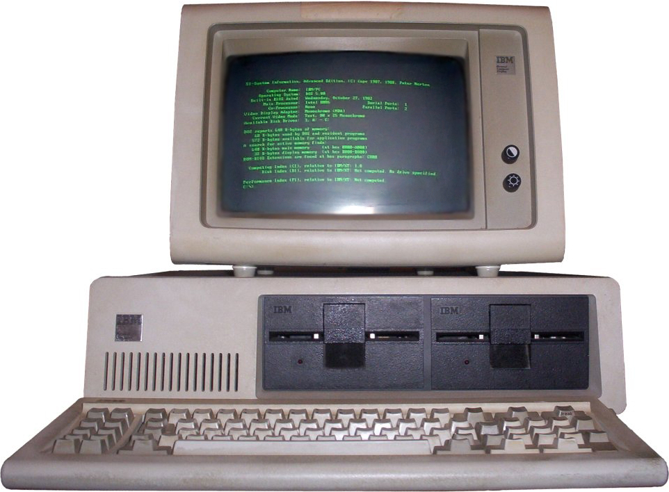 Fotografia do IBM PC 5150 (1981), modelo original: gabinete horizontal bege com duas unidades de disquete 5,25", teclado destacado na frente e monitor monocromático verde-sobre-preto apoiado sobre o gabinete, exibindo uma tela de texto de diagnóstico do sistema. Fonte: Wikimedia Commons [7]